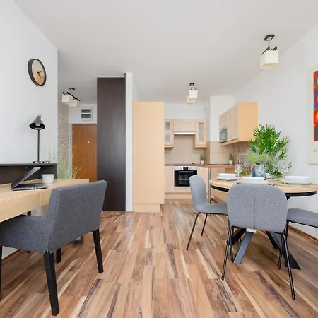 Spacious With Parking And Balcony By Renters Апартаменты