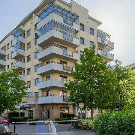 Spacious With Parking And Balcony By Renters Апартаменты Варшава
