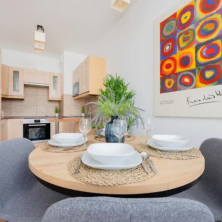 公寓 Spacious With Parking And Balcony By Renters